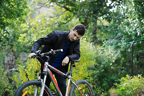 포토 JPG 주간 서양인 외국인 라이프스타일 응시 공원 남자 맨라이프 한명 서기 사람 상반신 20대 성인 취미 야외 앞모습 자전거 잡기 체코 성인남자한명만 내려보기 국내포토 자연요소 1 시선 공공시설 유럽 뷰포인트 모션 인종 청년 생활 바이크 남자한명만 성인남자만 파일형식