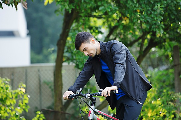 포토 JPG 주간 서양인 외국인 라이프스타일 응시 공원 남자 맨라이프 한명 서기 사람 상반신 20대 성인 취미 야외 옆모습 자전거 잡기 체코 성인남자한명만 내려보기 국내포토 자연요소 1 시선 공공시설 유럽 뷰포인트 모션 인종 청년 생활 바이크 남자한명만 성인남자만 파일형식