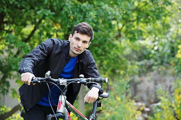 포토 JPG 주간 서양인 외국인 라이프스타일 응시 공원 남자 맨라이프 한명 서기 사람 상반신 20대 성인 취미 야외 앞모습 자전거 기댐 잡기 체코 성인남자한명만 국내포토 자연요소 1 시선 공공시설 유럽 뷰포인트 모션 인종 청년 생활 바이크 남자한명만 성인남자만 파일형식