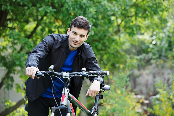 포토 JPG 주간 서양인 외국인 라이프스타일 응시 공원 남자 맨라이프 한명 서기 미소 사람 상반신 20대 성인 취미 야외 앞모습 자전거 기댐 잡기 체코 성인남자한명만 국내포토 자연요소 1 시선 공공시설 유럽 뷰포인트 모션 표정 인종 청년 생활 바이크 남자한명만 성인남자만 파일형식