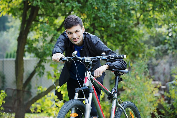 포토 JPG 주간 서양인 외국인 라이프스타일 응시 공원 남자 맨라이프 한명 서기 미소 사람 상반신 20대 성인 취미 야외 앞모습 자전거 기댐 잡기 체코 성인남자한명만 국내포토 자연요소 1 시선 공공시설 유럽 뷰포인트 모션 표정 인종 청년 생활 바이크 남자한명만 성인남자만 파일형식