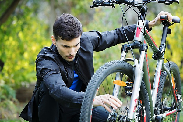 포토 JPG 주간 서양인 외국인 라이프스타일 응시 남자 맨라이프 한명 사람 앉기 상반신 20대 성인 취미 야외 옆모습 자전거 잡기 바퀴 수리 체코 심각 자전거체인 성인남자한명만 국내포토 자연요소 1 시선 유럽 뷰포인트 컨셉 모션 인종 청년 생활 바이크 남자한명만 성인남자만 파일형식