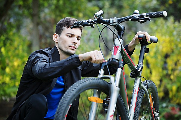 포토 JPG 주간 서양인 외국인 라이프스타일 응시 남자 맨라이프 한명 사람 앉기 상반신 20대 성인 취미 야외 옆모습 자전거 잡기 수리 체코 심각 성인남자한명만 국내포토 자연요소 1 시선 유럽 뷰포인트 컨셉 모션 인종 청년 생활 바이크 남자한명만 성인남자만 파일형식