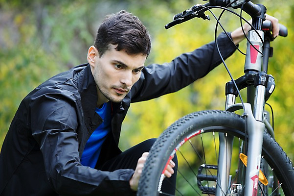 포토 JPG 주간 서양인 외국인 라이프스타일 응시 남자 맨라이프 한명 사람 앉기 상반신 20대 성인 취미 야외 옆모습 자전거 잡기 바퀴 수리 체코 심각 자전거체인 성인남자한명만 국내포토 자연요소 1 시선 유럽 뷰포인트 컨셉 모션 인종 청년 생활 바이크 남자한명만 성인남자만 파일형식