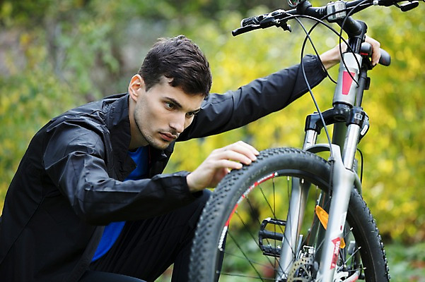 포토 JPG 주간 서양인 외국인 라이프스타일 응시 공원 남자 맨라이프 한명 사람 앉기 상반신 20대 성인 취미 야외 옆모습 자전거 잡기 바퀴 수리 체코 심각 성인남자한명만 국내포토 자연요소 1 시선 공공시설 유럽 뷰포인트 컨셉 모션 인종 청년 생활 바이크 남자한명만 성인남자만 파일형식