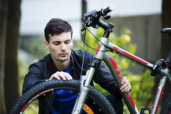 포토 JPG 주간 서양인 외국인 라이프스타일 응시 공원 남자 맨라이프 한명 사람 앉기 상반신 20대 성인 취미 야외 앞모습 자전거 잡기 바퀴 수리 체코 심각 성인남자한명만 국내포토 자연요소 1 시선 공공시설 유럽 뷰포인트 컨셉 모션 인종 청년 생활 바이크 남자한명만 성인남자만 파일형식