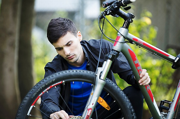 포토 JPG 주간 서양인 외국인 라이프스타일 응시 공원 남자 맨라이프 한명 사람 앉기 상반신 20대 성인 취미 야외 앞모습 자전거 바퀴 수리 집중 체코 자전거체인 성인남자한명만 국내포토 자연요소 1 시선 공공시설 유럽 뷰포인트 컨셉 모션 인종 청년 생활 바이크 남자한명만 성인남자만 파일형식