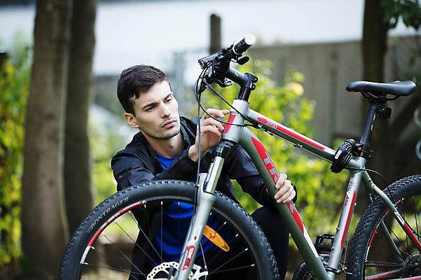 포토 JPG 주간 서양인 외국인 라이프스타일 응시 공원 남자 맨라이프 한명 사람 앉기 상반신 20대 성인 취미 야외 앞모습 자전거 바퀴 수리 체코 성인남자한명만 국내포토 자연요소 1 시선 공공시설 유럽 뷰포인트 모션 인종 청년 생활 바이크 남자한명만 성인남자만 파일형식