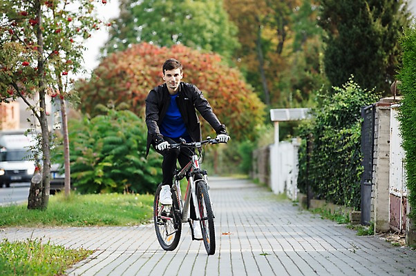 포토 JPG 주간 전신 서양인 외국인 라이프스타일 응시 남자 길 맨라이프 건강 한명 미소 사람 20대 성인 취미 야외 앞모습 운동 자전거 승차 체코 라이딩 성인남자한명만 국내포토 자연요소 1 시선 유럽 뷰포인트 모션 표정 인종 청년 생활 바이크 남자한명만 성인남자만 파일형식