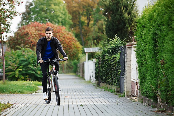 포토 JPG 주간 전신 서양인 외국인 라이프스타일 응시 남자 길 맨라이프 건강 한명 사람 20대 성인 취미 야외 앞모습 운동 자전거 승차 체코 라이딩 성인남자한명만 국내포토 자연요소 1 시선 유럽 뷰포인트 모션 인종 청년 생활 바이크 남자한명만 성인남자만 파일형식