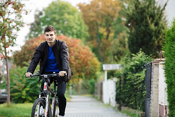 포토 JPG 주간 전신 서양인 외국인 라이프스타일 응시 남자 길 맨라이프 건강 한명 미소 사람 20대 성인 취미 야외 앞모습 운동 자전거 승차 체코 라이딩 성인남자한명만 국내포토 자연요소 1 시선 유럽 뷰포인트 모션 표정 인종 청년 생활 바이크 남자한명만 성인남자만 파일형식