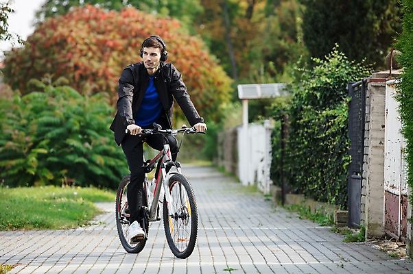 포토 JPG 주간 전신 서양인 외국인 라이프스타일 응시 남자 길 맨라이프 건강 한명 사람 20대 성인 취미 야외 앞모습 운동 자전거 헤드셋 음악감상 승차 체코 라이딩 성인남자한명만 국내포토 자연요소 1 시선 유럽 뷰포인트 음향기기 모션 인종 청년 생활 바이크 헤드폰 감상 남자한명만 성인남자만 파일형식