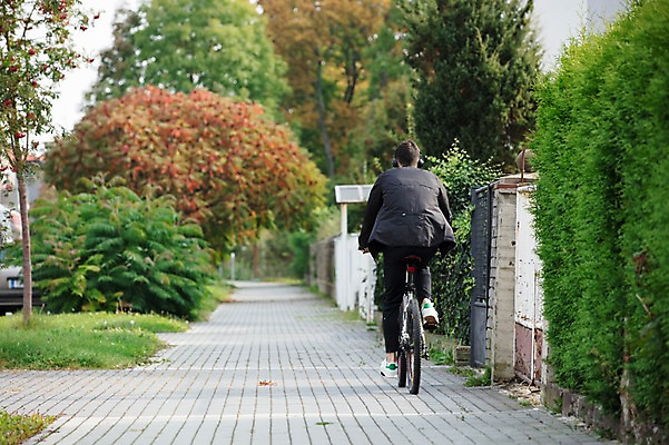 포토 JPG 주간 전신 서양인 외국인 라이프스타일 남자 길 맨라이프 건강 한명 사람 20대 성인 취미 야외 뒷모습 운동 헤드셋 음악감상 승차 체코 라이딩 성인남자한명만 국내포토 자연요소 1 유럽 뷰포인트 음향기기 모션 인종 청년 생활 헤드폰 감상 남자한명만 성인남자만 파일형식