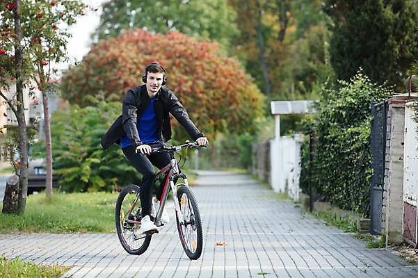 포토 JPG 주간 전신 서양인 외국인 라이프스타일 남자 길 맨라이프 건강 한명 사람 20대 성인 취미 야외 앞모습 운동 자전거 헤드셋 승차 체코 라이딩 성인남자한명만 국내포토 자연요소 1 유럽 뷰포인트 음향기기 모션 인종 청년 생활 바이크 헤드폰 남자한명만 성인남자만 파일형식