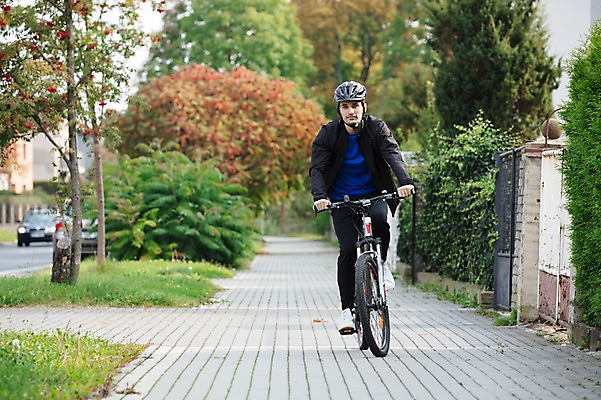 포토 JPG 주간 전신 서양인 외국인 라이프스타일 남자 길 맨라이프 건강 한명 안전 사람 20대 성인 취미 야외 앞모습 운동 자전거 승차 헬멧 체코 라이딩 성인남자한명만 국내포토 자연요소 1 유럽 뷰포인트 모션 인종 청년 생활 바이크 보호장비 남자한명만 성인남자만 파일형식
