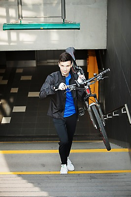 포토 JPG 주간 전신 서양인 외국인 라이프스타일 남자 맨라이프 장갑 건강 한명 미소 들기 사람 20대 성인 취미 야외 앞모습 운동 계단 자전거 오르기 체코 성인남자한명만 국내포토 자연요소 1 잡화 유럽 뷰포인트 모션 표정 인종 청년 생활 바이크 남자한명만 성인남자만 파일형식