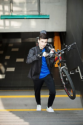 포토 JPG 주간 전신 서양인 외국인 라이프스타일 응시 남자 맨라이프 장갑 건강 한명 미소 들기 사람 20대 성인 취미 야외 앞모습 운동 계단 자전거 오르기 체코 성인남자한명만 국내포토 자연요소 1 시선 잡화 유럽 뷰포인트 모션 표정 인종 청년 생활 바이크 남자한명만 성인남자만 파일형식