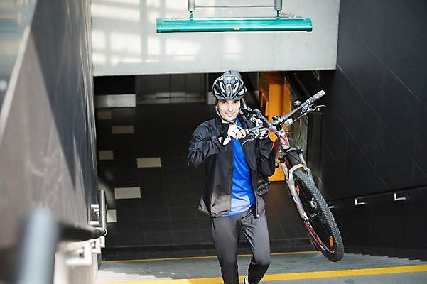 포토 JPG 주간 서양인 외국인 라이프스타일 남자 맨라이프 장갑 건강 한명 미소 들기 안전 사람 상반신 20대 성인 취미 야외 앞모습 계단 자전거 헬멧 오르기 체코 성인남자한명만 국내포토 자연요소 1 잡화 유럽 뷰포인트 모션 표정 인종 청년 생활 바이크 보호장비 남자한명만 성인남자만 파일형식