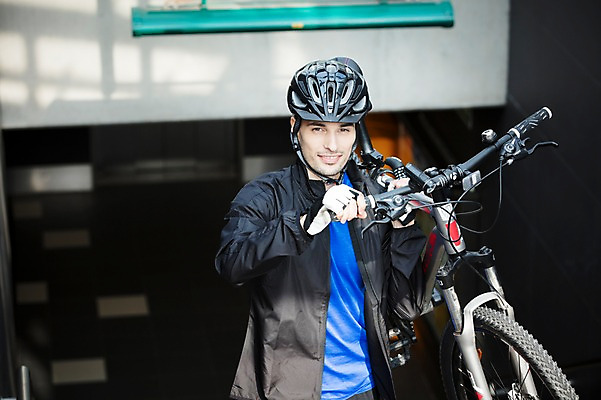 포토 JPG 주간 서양인 외국인 라이프스타일 응시 남자 맨라이프 장갑 건강 한명 미소 들기 안전 사람 상반신 20대 성인 취미 야외 앞모습 운동 자전거 헬멧 오르기 체코 성인남자한명만 국내포토 자연요소 1 시선 잡화 유럽 뷰포인트 모션 표정 인종 청년 생활 바이크 보호장비 남자한명만 성인남자만 파일형식