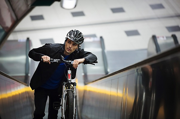 포토 JPG 주간 서양인 외국인 라이프스타일 응시 남자 맨라이프 한명 안전 사람 상반신 20대 성인 취미 야외 앞모습 자전거 헬멧 호기심 오르기 에스컬레이터 체코 성인남자한명만 국내포토 자연요소 1 시선 감정 유럽 뷰포인트 컨셉 모션 인종 청년 생활 바이크 보호장비 남자한명만 성인남자만 파일형식