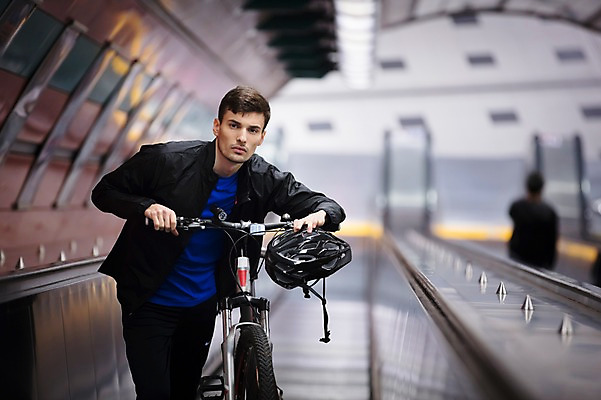 포토 JPG 주간 서양인 외국인 라이프스타일 응시 남자 맨라이프 한명 사람 상반신 20대 성인 취미 야외 앞모습 자전거 헬멧 오르기 에스컬레이터 체코 무빙워크 성인남자한명만 국내포토 자연요소 1 시선 유럽 뷰포인트 모션 인종 청년 생활 바이크 보호장비 남자한명만 성인남자만 파일형식