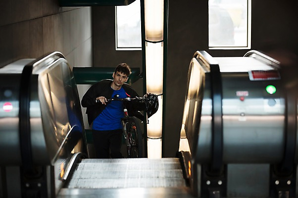 포토 JPG 주간 서양인 외국인 라이프스타일 응시 남자 맨라이프 한명 들기 사람 상반신 20대 성인 취미 야외 앞모습 자전거 헬멧 오르기 에스컬레이터 체코 성인남자한명만 국내포토 자연요소 1 시선 유럽 뷰포인트 모션 인종 청년 생활 바이크 보호장비 남자한명만 성인남자만 파일형식