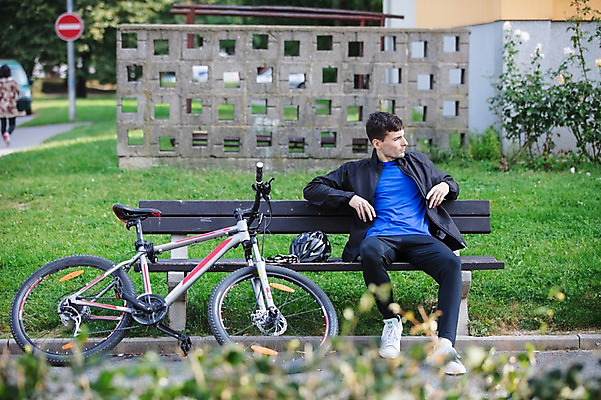 포토 JPG 주간 전신 서양인 외국인 라이프스타일 응시 공원 남자 여유 맨라이프 벤치 의자 휴식 한명 사람 앉기 잔디 20대 성인 취미 야외 앞모습 자전거 헬멧 체코 성인남자한명만 국내포토 자연요소 식물 1 시선 공공시설 감정 유럽 뷰포인트 가구 컨셉 모션 인종 청년 생활 바이크 보호장비 남자한명만 성인남자만 파일형식