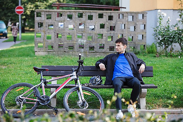 포토 JPG 주간 전신 서양인 외국인 라이프스타일 응시 공원 남자 여유 맨라이프 벤치 의자 휴식 한명 사람 앉기 잔디 20대 성인 취미 야외 앞모습 자전거 헬멧 체코 성인남자한명만 국내포토 자연요소 식물 1 시선 공공시설 감정 유럽 뷰포인트 가구 컨셉 모션 인종 청년 생활 바이크 보호장비 남자한명만 성인남자만 파일형식