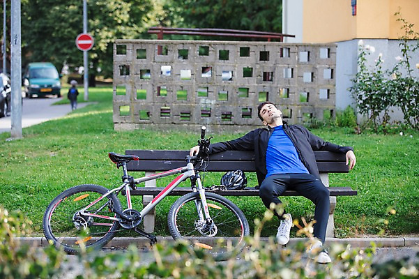 포토 JPG 주간 전신 서양인 외국인 라이프스타일 공원 남자 여유 맨라이프 벤치 의자 휴식 한명 사람 앉기 20대 성인 취미 야외 앞모습 눈감음 자전거 헬멧 체코 성인남자한명만 국내포토 자연요소 1 공공시설 감정 유럽 뷰포인트 가구 컨셉 모션 인종 청년 생활 바이크 보호장비 남자한명만 성인남자만 파일형식