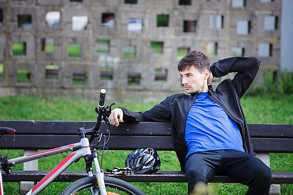 포토 JPG 주간 서양인 외국인 라이프스타일 응시 공원 남자 여유 맨라이프 벤치 휴식 한명 사람 앉기 상반신 20대 성인 취미 야외 앞모습 자전거 헬멧 체코 성인남자한명만 국내포토 자연요소 1 시선 공공시설 감정 유럽 뷰포인트 컨셉 의자 모션 인종 청년 생활 바이크 보호장비 남자한명만 성인남자만 파일형식