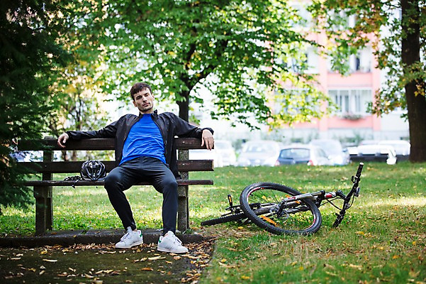 포토 JPG 주간 전신 서양인 외국인 라이프스타일 공원 남자 여유 맨라이프 벤치 의자 휴식 한명 사람 앉기 20대 성인 취미 야외 앞모습 자전거 헬멧 체코 성인남자한명만 국내포토 자연요소 1 공공시설 감정 유럽 뷰포인트 가구 컨셉 모션 인종 청년 생활 바이크 보호장비 남자한명만 성인남자만 파일형식