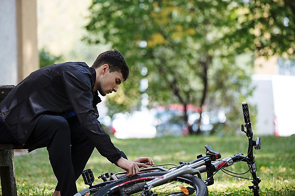 포토 JPG 주간 서양인 외국인 라이프스타일 응시 공원 남자 맨라이프 벤치 한명 사람 앉기 상반신 20대 성인 취미 야외 옆모습 자전거 수리 체코 성인남자한명만 국내포토 자연요소 1 시선 공공시설 유럽 뷰포인트 의자 모션 인종 청년 생활 바이크 남자한명만 성인남자만 파일형식