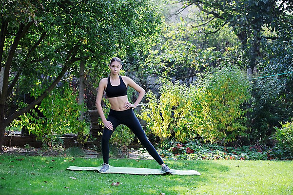 포토 JPG 주간 전신 서양인 외국인 우먼라이프 라이프스타일 응시 공원 여자 허리손 요가 한명 서기 사람 잔디 20대 성인 취미 야외 앞모습 운동 스트레칭 요가자세 매트 요가복 체코 성인여자한명만 국내포토 자연요소 식물 1 웰빙 시선 공공시설 유럽 뷰포인트 포즈 모션 건강 인종 청년 생활 운동복 여자한명만 성인여자만 파일형식