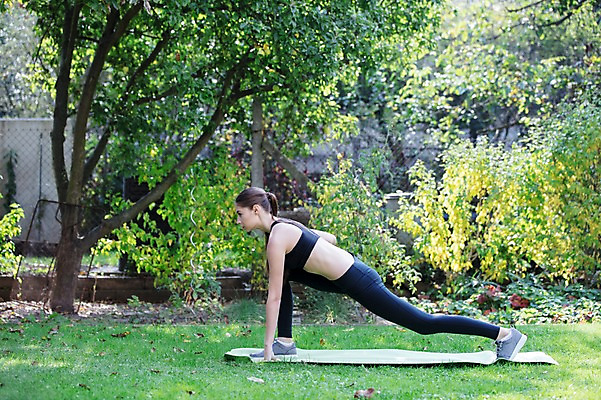 포토 JPG 주간 전신 서양인 외국인 우먼라이프 라이프스타일 응시 공원 여자 요가 한명 사람 잔디 20대 성인 취미 야외 옆모습 운동 스트레칭 요가자세 매트 요가복 체코 성인여자한명만 국내포토 자연요소 식물 1 웰빙 시선 공공시설 유럽 뷰포인트 포즈 건강 인종 청년 생활 운동복 여자한명만 성인여자만 파일형식