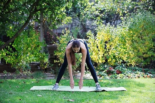 포토 JPG 주간 전신 서양인 외국인 우먼라이프 라이프스타일 공원 여자 요가 한명 서기 사람 잔디 20대 성인 취미 야외 앞모습 운동 스트레칭 요가자세 매트 다리벌리기 요가복 체코 서서앞으로구부리기 성인여자한명만 국내포토 자연요소 식물 1 웰빙 공공시설 유럽 뷰포인트 포즈 모션 건강 인종 청년 생활 운동복 여자한명만 성인여자만 파일형식