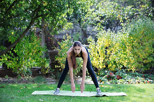 포토 JPG 주간 전신 서양인 외국인 우먼라이프 라이프스타일 응시 공원 여자 요가 한명 서기 사람 잔디 20대 성인 취미 야외 앞모습 운동 스트레칭 요가자세 매트 요가복 체코 서서앞으로구부리기 성인여자한명만 국내포토 자연요소 식물 1 웰빙 시선 공공시설 유럽 뷰포인트 포즈 모션 건강 인종 청년 생활 운동복 여자한명만 성인여자만 파일형식