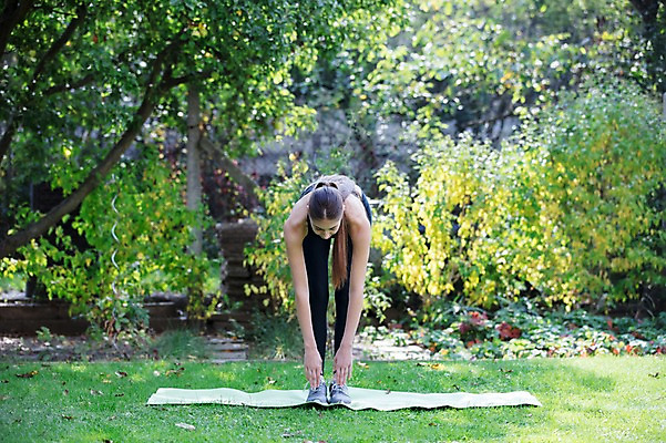 포토 JPG 주간 전신 서양인 외국인 우먼라이프 라이프스타일 공원 여자 요가 한명 서기 사람 잔디 20대 성인 취미 야외 앞모습 운동 스트레칭 요가자세 매트 요가복 체코 서서앞으로구부리기 성인여자한명만 국내포토 자연요소 식물 1 웰빙 공공시설 유럽 뷰포인트 포즈 모션 건강 인종 청년 생활 운동복 여자한명만 성인여자만 파일형식