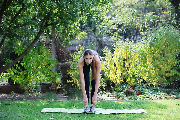 포토 JPG 주간 전신 서양인 외국인 우먼라이프 라이프스타일 응시 공원 여자 요가 한명 사람 20대 성인 취미 야외 앞모습 운동 스트레칭 요가자세 매트 요가복 체코 서서앞으로구부리기 성인여자한명만 국내포토 자연요소 1 웰빙 시선 공공시설 유럽 뷰포인트 포즈 건강 인종 청년 생활 운동복 여자한명만 성인여자만 파일형식