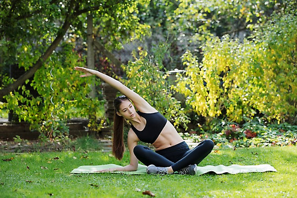 포토 JPG 주간 전신 서양인 외국인 우먼라이프 라이프스타일 공원 여자 요가 한명 사람 앉기 20대 성인 취미 야외 앞모습 운동 스트레칭 요가자세 매트 요가복 체코 옆구리운동 성인여자한명만 국내포토 자연요소 1 웰빙 공공시설 유럽 뷰포인트 포즈 모션 건강 인종 청년 생활 운동복 여자한명만 성인여자만 파일형식