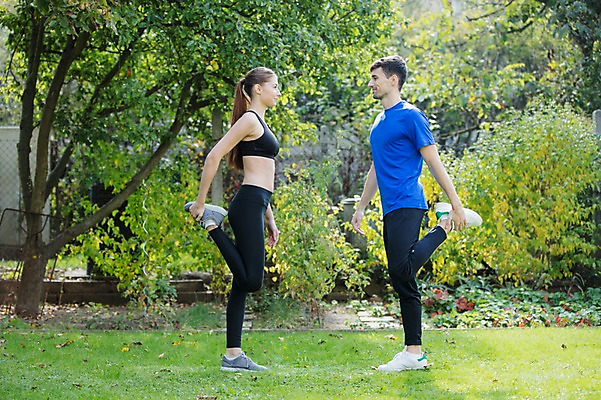 포토 JPG 주간 전신 서양인 외국인 라이프스타일 커플 응시 공원 여자 남자 요가 미소 사람 잔디 20대 성인 취미 야외 두명 옆모습 운동 마주보기 스트레칭 요가자세 요가복 체코 다리들기 성인만 국내포토 자연요소 식물 웰빙 시선 공공시설 유럽 뷰포인트 포즈 관계 모션 표정 건강 인종 청년 생활 운동복 파일형식