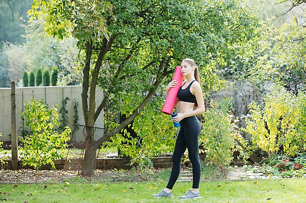 포토 JPG 주간 전신 서양인 외국인 우먼라이프 라이프스타일 응시 공원 여자 요가 한명 들기 사람 20대 성인 취미 야외 옆모습 운동 매트 물병 요가복 체코 성인여자한명만 국내포토 자연요소 1 웰빙 시선 공공시설 유럽 뷰포인트 모션 건강 인종 청년 생활 운동복 물통 여자한명만 성인여자만 파일형식