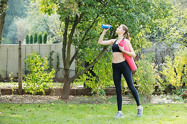 포토 JPG 주간 전신 서양인 외국인 우먼라이프 라이프스타일 공원 여자 요가 한명 서기 미소 들기 사람 20대 성인 취미 야외 옆모습 운동 매트 물병 요가복 체코 물마시기 성인여자한명만 국내포토 자연요소 1 웰빙 공공시설 유럽 뷰포인트 모션 표정 건강 인종 청년 생활 운동복 마시기 물통 여자한명만 성인여자만 파일형식