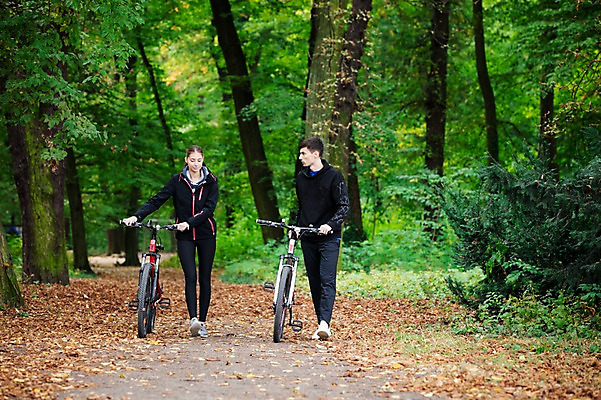 포토 JPG 주간 전신 서양인 외국인 라이프스타일 커플 응시 공원 여자 남자 대화 사람 20대 성인 취미 야외 두명 앞모습 운동복 운동 마주보기 걷기 자전거 숲 체코 성인만 국내포토 자연요소 시선 옷 공공시설 유럽 뷰포인트 관계 모션 건강 말하기 인종 청년 생활 바이크 파일형식