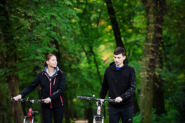 포토 JPG 주간 서양인 외국인 라이프스타일 커플 응시 공원 여자 남자 여유 대화 미소 사람 상반신 20대 성인 취미 야외 두명 앞모습 운동 걷기 자전거 잡기 숲 체코 성인만 국내포토 자연요소 시선 공공시설 감정 유럽 뷰포인트 관계 모션 표정 건강 말하기 인종 청년 생활 바이크 파일형식