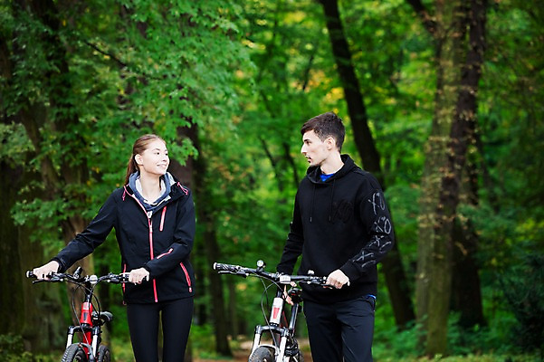 포토 JPG 주간 서양인 외국인 라이프스타일 커플 공원 여자 남자 대화 미소 사람 상반신 20대 성인 취미 야외 두명 앞모습 운동복 운동 마주보기 걷기 자전거 잡기 숲 체코 성인만 국내포토 자연요소 옷 공공시설 유럽 뷰포인트 관계 모션 표정 건강 말하기 인종 청년 생활 바이크 파일형식