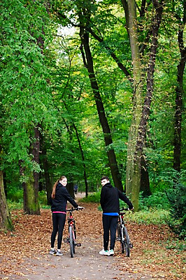 포토 JPG 주간 전신 서양인 외국인 라이프스타일 커플 공원 여자 남자 미소 사람 20대 성인 취미 야외 두명 뒷모습 운동복 운동 걷기 자전거 뒤돌아보기 숲 체코 성인만 국내포토 자연요소 옷 공공시설 유럽 뷰포인트 관계 모션 표정 건강 인종 청년 생활 바이크 파일형식