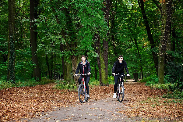 포토 JPG 주간 전신 서양인 외국인 라이프스타일 커플 공원 여자 남자 사람 20대 성인 취미 야외 두명 앞모습 운동복 달리기 운동 자전거 승차 숲 체코 라이딩 성인만 국내포토 자연요소 옷 공공시설 유럽 뷰포인트 관계 모션 건강 인종 청년 생활 바이크 파일형식