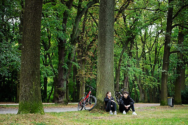 포토 JPG 주간 전신 서양인 외국인 라이프스타일 커플 공원 여자 남자 여유 휴식 대화 사람 앉기 20대 성인 취미 야외 두명 앞모습 운동 자전거 기댐 숲 체코 성인만 국내포토 자연요소 공공시설 감정 유럽 뷰포인트 컨셉 관계 모션 건강 말하기 인종 청년 생활 바이크 파일형식