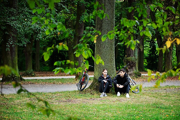 포토 JPG 주간 전신 서양인 외국인 라이프스타일 커플 공원 여자 남자 여유 휴식 대화 사람 앉기 20대 성인 취미 야외 두명 앞모습 운동복 운동 자전거 기댐 숲 나무기둥 체코 성인만 국내포토 자연요소 옷 공공시설 감정 유럽 뷰포인트 컨셉 관계 모션 건강 말하기 인종 청년 생활 바이크 파일형식