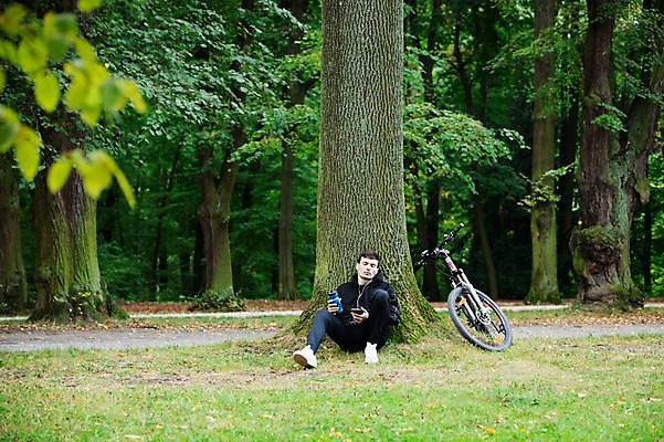 포토 JPG 주간 전신 서양인 외국인 라이프스타일 공원 남자 여유 맨라이프 이어폰 휴식 한명 사람 앉기 20대 성인 취미 야외 앞모습 스마트폰 운동 자전거 기댐 음악감상 숲 물병 나무기둥 체코 성인남자한명만 국내포토 자연요소 1 공공시설 감정 유럽 뷰포인트 음향기기 컨셉 모션 건강 인종 청년 생활 핸드폰 스마트기기 바이크 감상 물통 남자한명만 성인남자만 파일형식